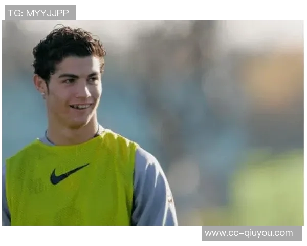 C罗社交媒体分享新造型清爽寸头引发粉丝热议